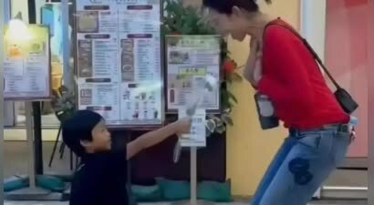 蔡少芬儿子近照曝光！卷发洋气可爱，叉腰傲娇表情萌翻网友