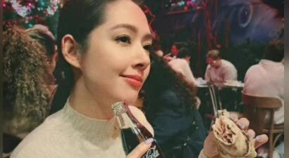 郭碧婷晒美食照，和友人聚餐放松心情，精致脸蛋紫色美甲贵气十足