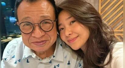 76岁许绍雄现状：现身广东寻根，打扮低调富态，妻女年轻又貌美