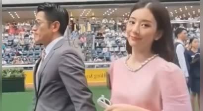 天王郭富城携方媛亮相马场，宽松裙装方媛被疑怀三胎