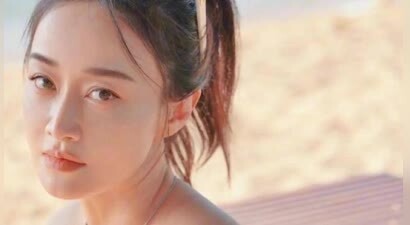 她24岁主持春晚，传两个男人为她离婚，如今49岁被宠成了公主