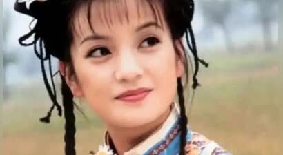 48岁赵薇现身西藏被偶遇，穿搭朴素略显疲惫，昔日“小燕子”哪去了？