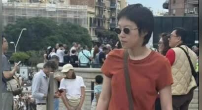 王菲笑发财了，窦靖童把演唱会开到欧洲，一边赚钱一边玩，自在!