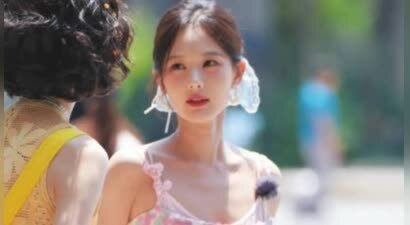 李一桐粉色吊带搭配蓝色发带亮相！甜度超标演绎夏日元气少女