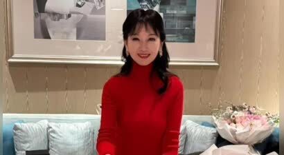 赵雅芝机场吃泡面被偶遇，喝矿泉水还得用吸管，饭后狂补妆真优雅