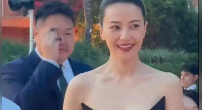 高圆圆在西班牙带女儿吃麻辣烫，女儿长相随爸爸，皮肤还有点黑