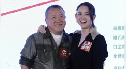曾宝仪与男友同框曾志伟，20年同居未婚，曾志伟无奈回应