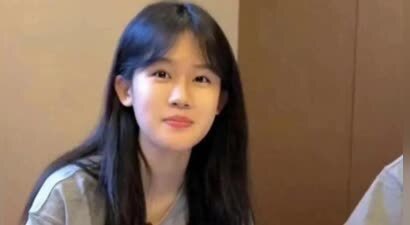 陆毅女儿长大啦，贝儿长得亭亭玉立，眉眼间透着灵动，嘴唇真好看