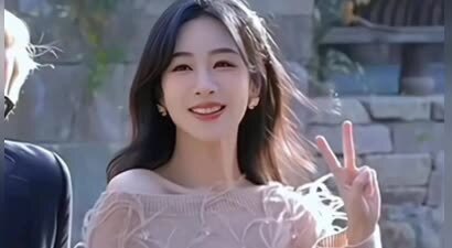 32岁杨紫换了风格气质大变，穿露肩毛衣锁骨绝美，果然美人在骨不在皮！