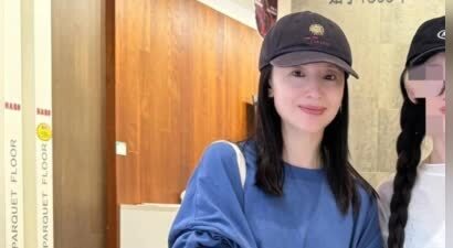45岁董洁回大连老家被偶遇，带爸爸挑选进口木地板，豪宅疑似重新装修