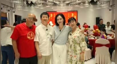 谢娜二舅生日宴曝光，摆了十几桌好热闹，谢娜和父母现身成焦点