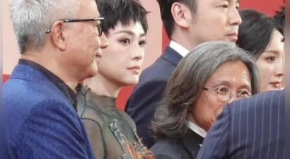 章子怡母女观看《酱园弄》首映，10岁醒醒超可爱，陈可辛为其让座