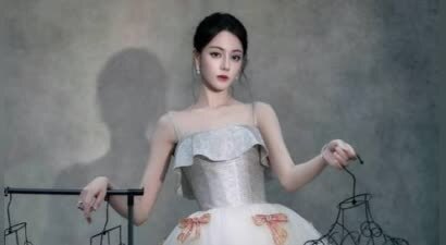 迪丽热巴蝴蝶结白纱裙封神！梦幻优雅如误入仙境的公主