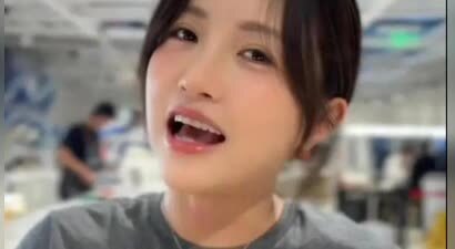 包文婧产后2个月出门接老公，包贝尔感动当众亲她，二胎后更腻歪