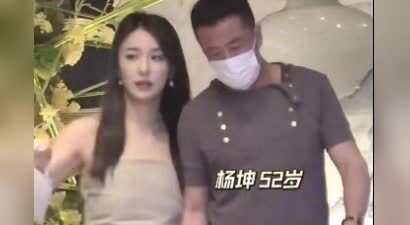 52岁杨坤新恋情曝光，和美女手拉手回酒店，女友看着比他小20多岁