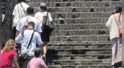 孙燕姿携一家四口现身长城，13岁儿子活力满满冲在前