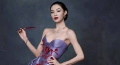 钟楚曦展示“紫色美学”：抹胸裙勾勒曲线，乌发红唇诠释高定级雍容
