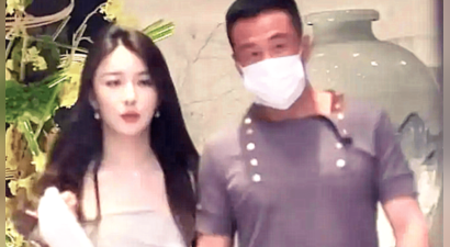 杨坤又上热搜了，饭后与高颜值美女十指相扣回酒店，举止十分亲密