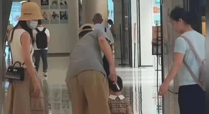 任重孙骁骁带娃逛街，一家三口亲子装，生活状态竟如此接地气
