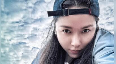 靳东老婆近照曝光，怼脸视角颜值惊艳，零皱纹却已满头白发