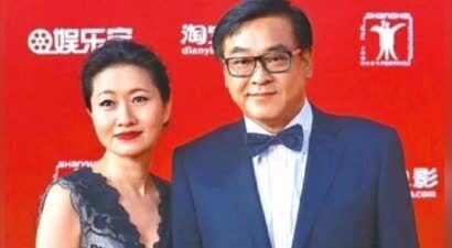 尔冬升女友晒全家福被骂！破防删评惹群嘲，一家三口同框像三代人