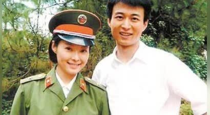 颜值回春惊艳全场，52岁袁立魅力不减，巴黎秀恩爱似少女