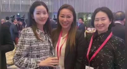 何超莲打工心态好，白富美工作也借机社交，主动合影章泽天还示好