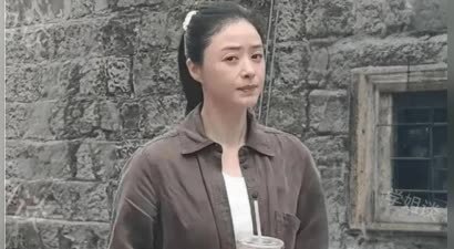 蒋欣素颜暴击！憔悴怒视镜头网友炸锅，私下真实状态藏玄机