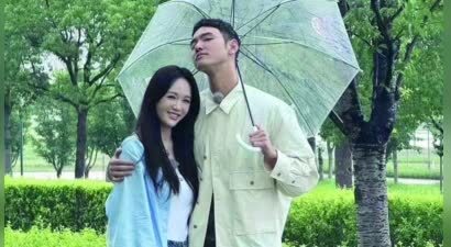 17年后雨中同框！陈乔恩阮经天撑伞引爆追忆杀，谁的DNA动了