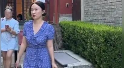 霍思燕被偶遇，看着并不胖也就110斤，发缝好大鼻子上多了颗痣