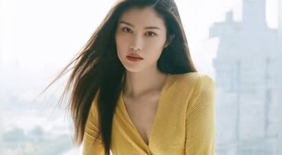 18年前，她靠着给李咏砸金蛋为生，如今摇身一变成了国际超模