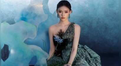 林允新中式大片惊艳来袭！孔雀羽毛耳饰加持尽显神秘魅惑风情