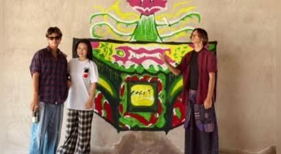 50岁龚琳娜庆祝小儿子生日，母子三人似姐弟，大儿子神似元彬