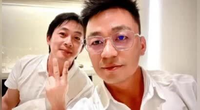 42岁王宝强为配女友整容走偶像路线？戴金框眼镜白衬衫撞脸汪小菲