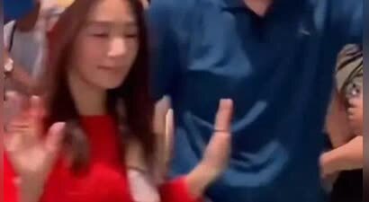 Selina和Ella去看Hebe演唱会，SHE变相再合体，Selina感动落泪