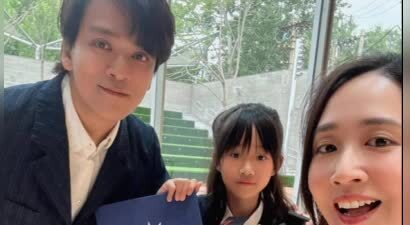 陈晓东西装革履现身女儿小学毕业典礼 状态年轻似哥哥