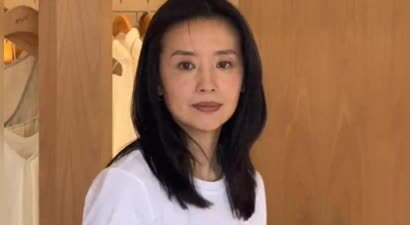 董洁在阿那亚卖衣服，对顾客笑脸相迎，真人个头不高能看出年纪