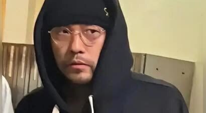 被病痛折磨，46岁周杰伦近况曝光，靠友人搀扶，上厕所都要靠别人
