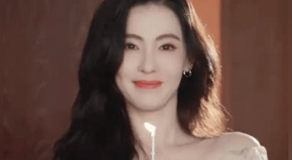 张柏芝为63岁周星驰庆生，手捧蛋糕笑容甜美，晒《喜剧之王》旧照令人泪目