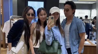 吴千语和闺蜜在香港逛街，老公施伯雄陪伴在侧，两人看起来好甜蜜