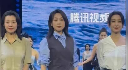 女演员同框:闫妮“大姐”气场，左小青脸有些肿，颖儿太出挑了