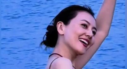 高圆圆和女儿巴塞罗那度假，人群中美成焦点，Rhea瘦高个仪态真好