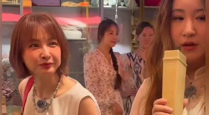 网友在新疆偶遇吴昕，脖子、骨盆前倾愈发明显，表情呆愣像普通人