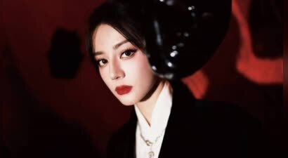 迪丽热巴歌剧风造型杀疯了！穿刺绣西装冷艳如女王