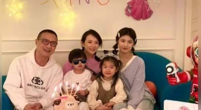 章子怡汪峰离婚后仨儿女首同框，一起看剧，醒醒兰花指抢镜好淑女