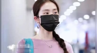 孙莉大女儿现身机场，19岁黄多多马尾辫，气质提升更显明星范