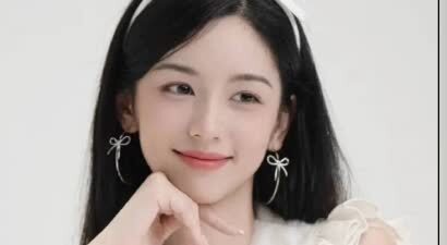 周也晒蝴蝶结写真 黑发粉唇演绎少女浪漫感