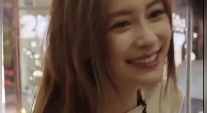 36岁杨颖去澳门吃蛋挞，穿米白色套装像少女，治好了我的年龄焦虑