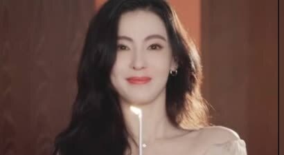 张柏芝穿碎花裙为周星驰庆生！手捧蛋糕笑容超治愈