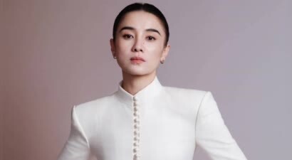 宋佳白礼服造型尽显成熟优雅，淡然眼神衬从容佳态